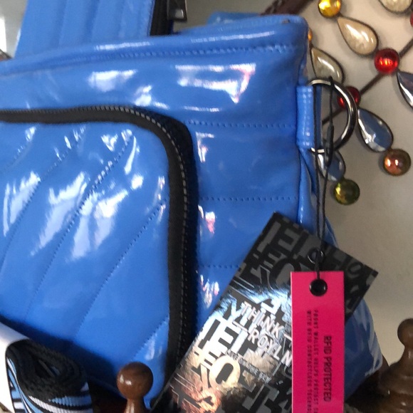 NWT THINK ROYLN Bank Street XL Crossbody w/ Matching Pouch & Fashion Strap - Picture 2 of 9